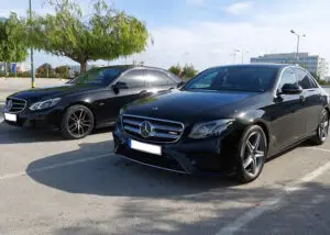 Dos coches Mercedes negros aparcados al aire libre
